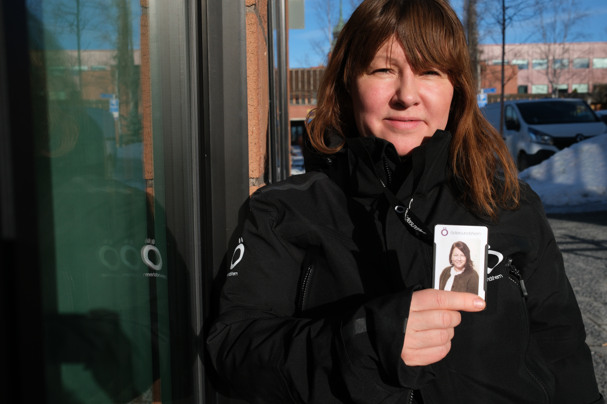 Id-kort och kläder med vår logotyp för din trygghet